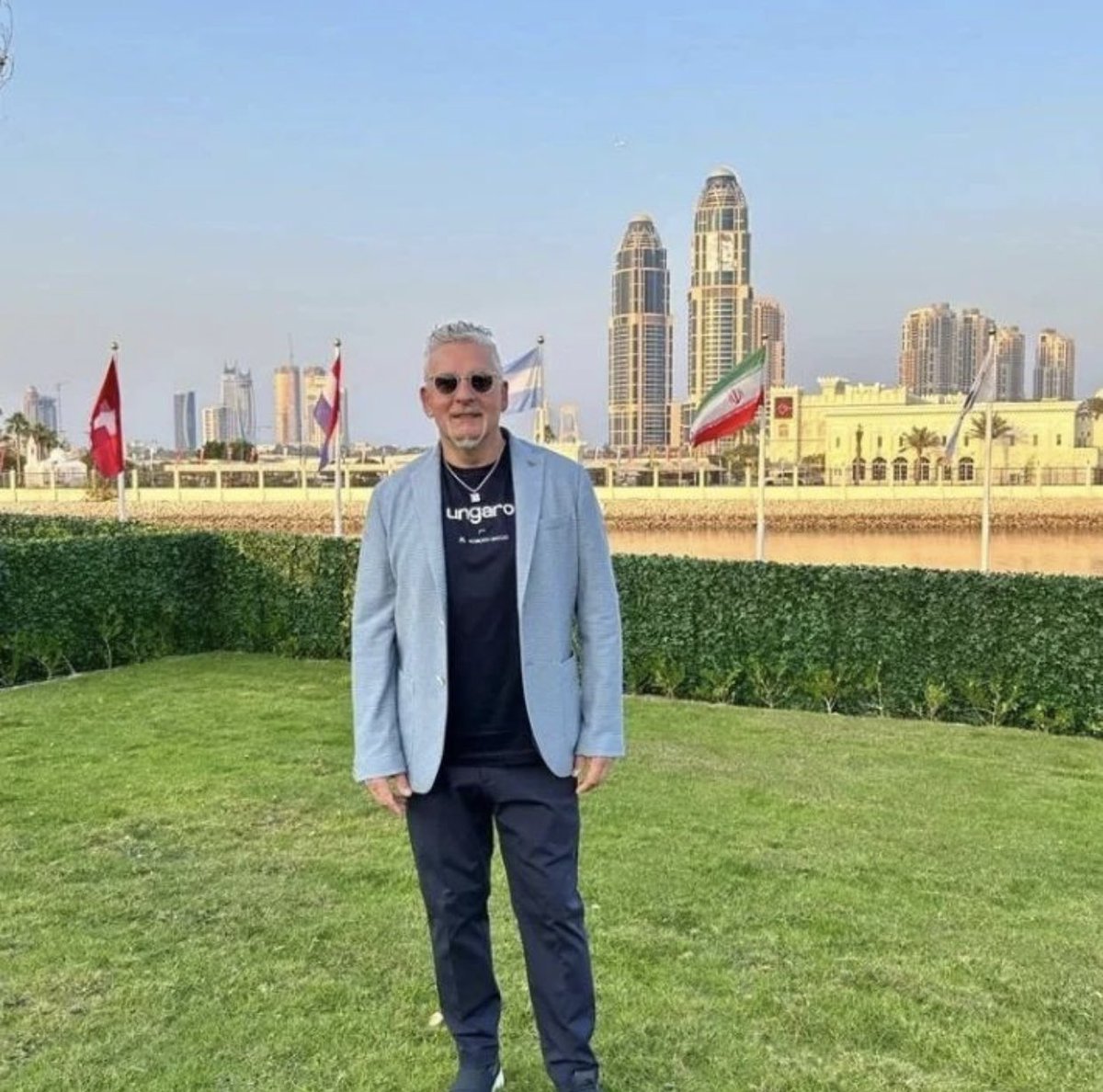 skamalinia's tweet image. یعنی شانس ما باجو هم میره قطر عکس می‌گیره باید اون کوفتی پشتش باشه! البته دلگیری از روبی عزیز که رفته اونجا هم بماند، ولی یه مساله‌ی خانوادگیه و بین خودمون حلش می‌کنیم. #Qatar2022 #WrongFlag