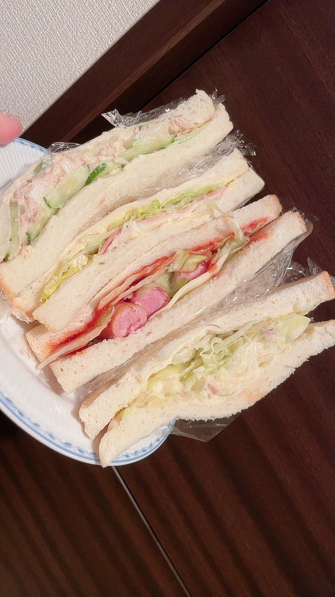 朝ごはんに今ありつけています。 https://t.co/ieFyHKtjyc