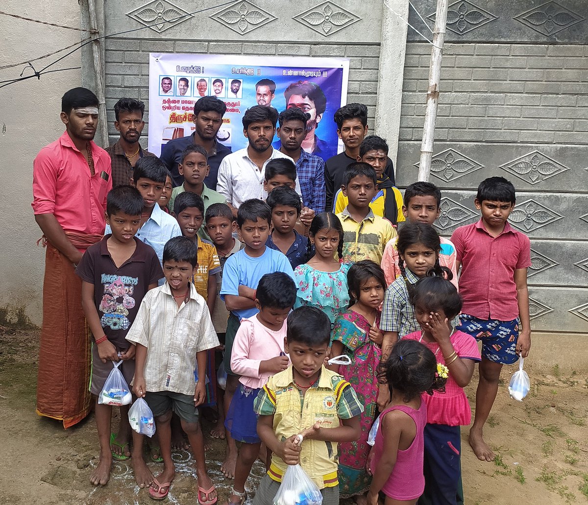 TCRVMI's tweet photo. 18/12/2022
வாரம் : 01
தளபதி அவர்களின் உத்தரவின்படி, 
தஞ்சை மாவட்ட திருவிடைமருதூர் ஒன்றிய தொண்டரணி தலைமை #திருச்சேறையில்  தளபதி விஜய் மக்கள் இயக்கம்  சார்பாக
இன்று விலையில்லா #ரொட்டி_பால்_முட்டை வழங்கும் திட்டம் தொடங்கப்பட்டு குழந்தைகளுக்கு வழங்கப்பட்டது.
@actorvijay @BussyAnand https://t.co/mlXfuwnha0