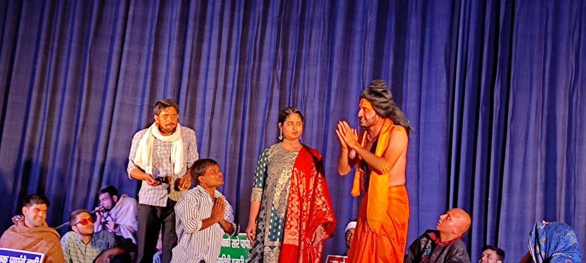 nishi_umang's tweet photo. @ShilpiMarwaha के निर्देशन में @sukhmanch द्वारा आयोजित नाटक "पूछो परसाई से" देखने का अवसर मिला। अद्भुत अनुभूति हुई,पूरी टीम को हार्दिक बधाई। 
@ChicacoleKing @VizagPanda @VizagWeather247 @GVMC_VISAKHA @aaivspairport @vizagpeople @Justice_4Vizag @vizagcityzen @vizagcollector https://t.co/19zHzoRsmN