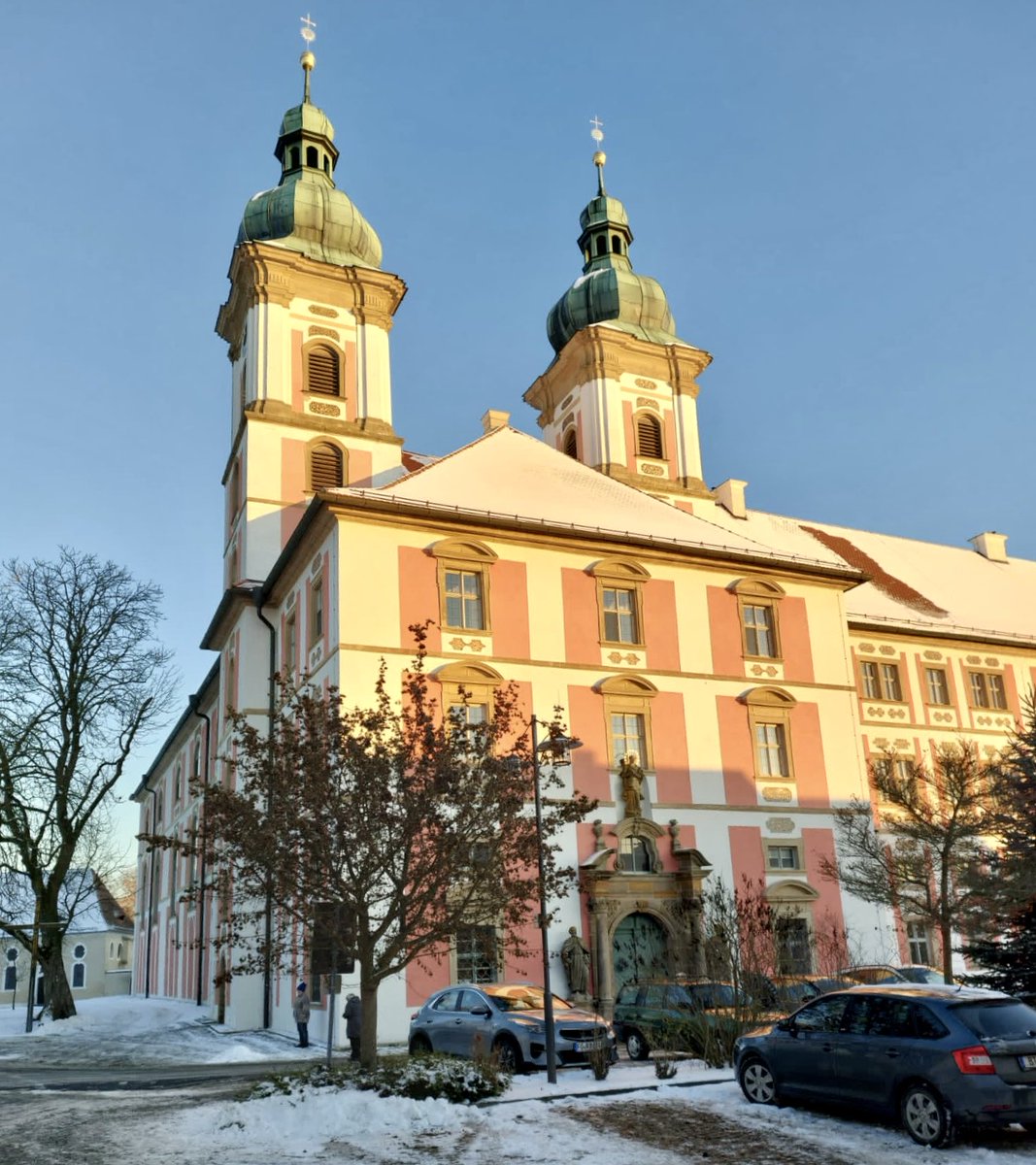 glaubeweiter's tweet photo. #Vierter #Advent #Sonntag #ZeitFürEuch #ZeitFürGott Hier #Kirche #KlosterSpeinshart #Oberpfalz „Wie schön! Der Freudenbote kommt über die Berge gelaufen! Er bringt eine gute Nachricht + verkündet Frieden und Rettung. Er ruft Zion zu: »Dein Gott herrscht als König.« Jes 52,7“ https://t.co/nqpGy966id