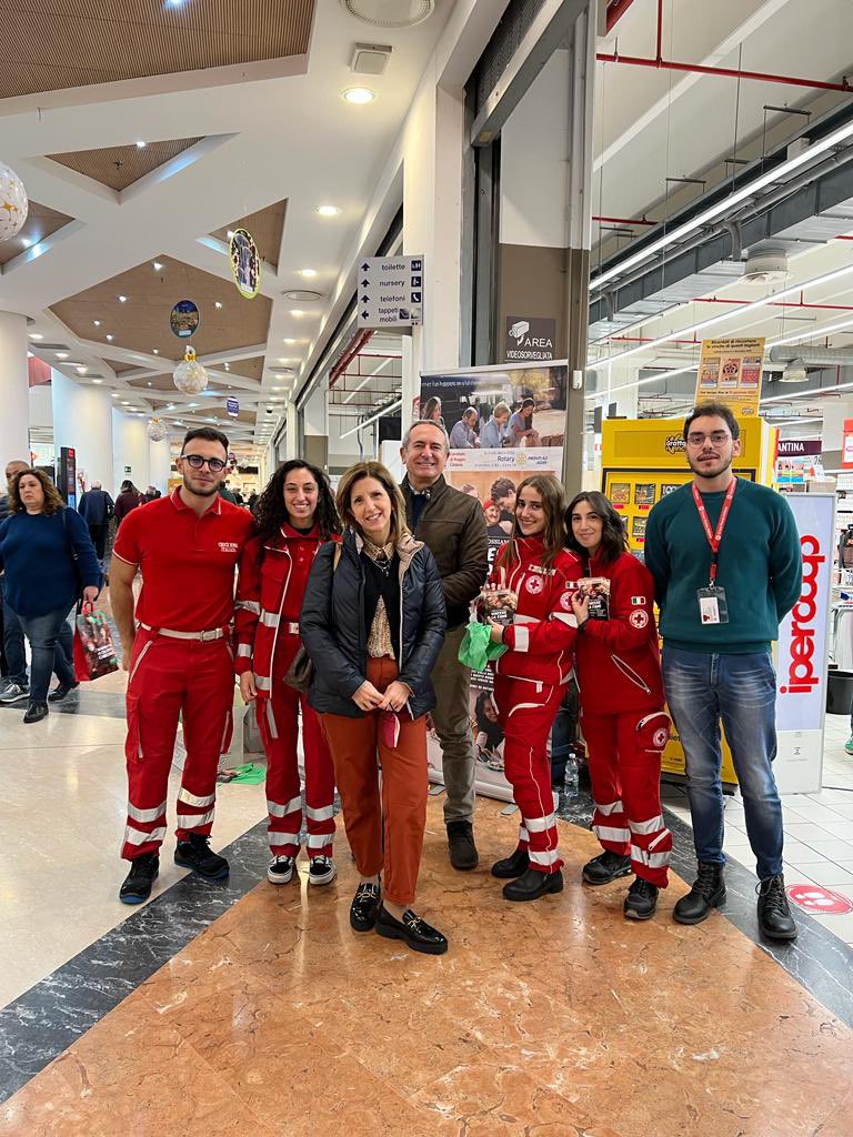 RotaryEc's tweet photo. Avviata la raccolta di generi alimentari da inviare in Ucraina #RotaryEc #ProntiadAgire https://t.co/LIkkJmcoQs