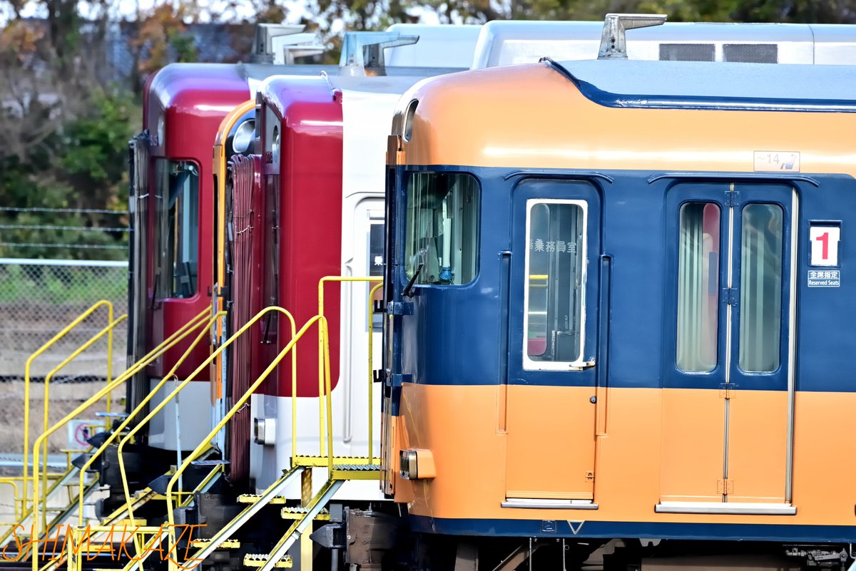 50101TUBASA's tweet photo. 12200系 NS49(スナぞら) あおぞらII 簡易報告幕
明星検車区 北奥で疎開 交番検査待ち
近鉄特急カラーが3ヶ月ぶりメセ
いつ米野に返却するのか不明
ホームから望遠レンズと敷地外から望遠レンズと脚立でフェンス超えて安定な撮影🤩
明星検査区
#スナぞら
#NS49
#近鉄 https://t.co/aVQNXLGNpt