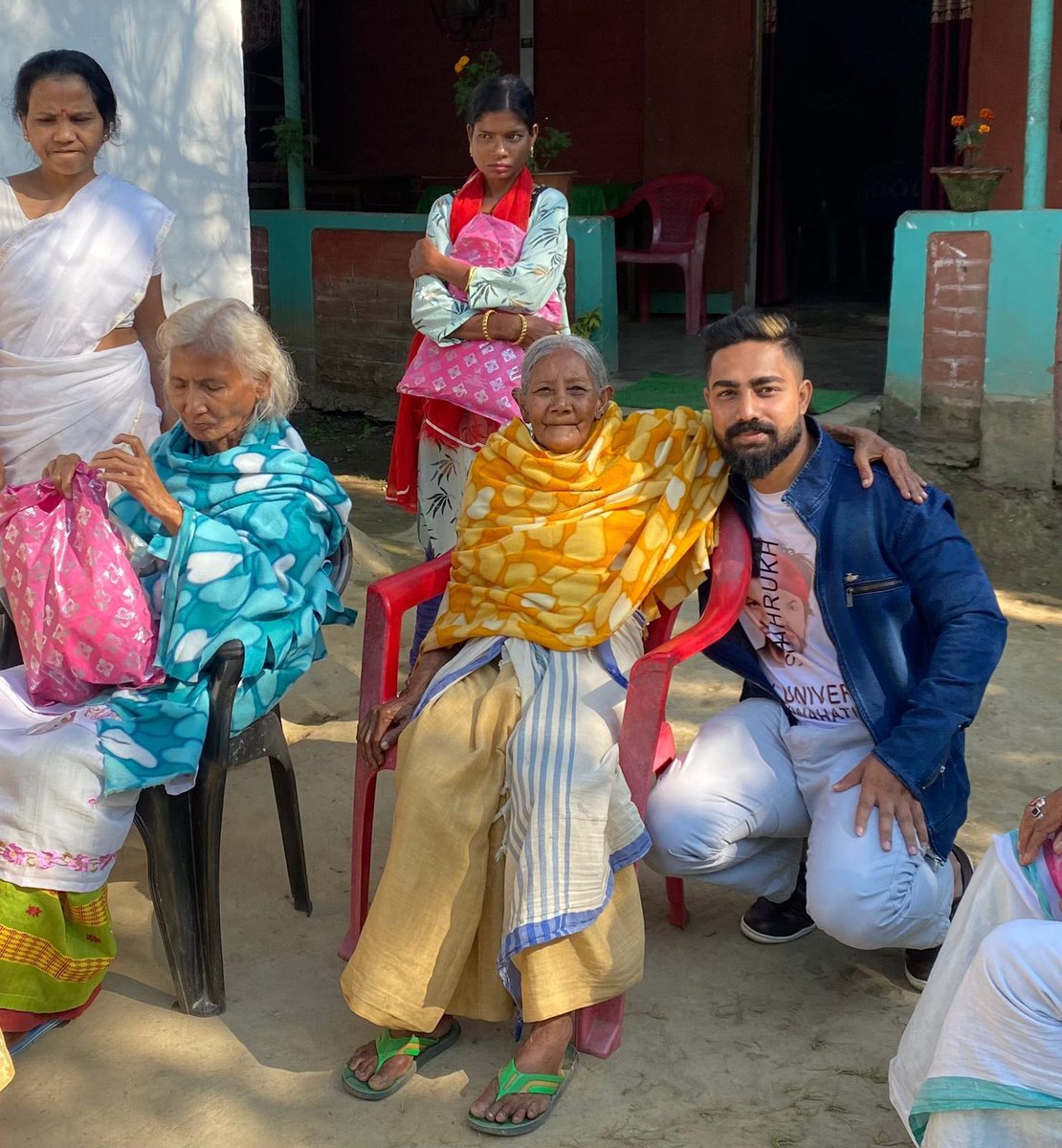 SRKUniverse's tweet photo. SRK FANs from Guwahati visited an old age home and distributed food and winter clothes for them ❤️@iamsrk
HINDUSTAN DEKHEGA PATHAAN https://t.co/Pa8k59c9Z9