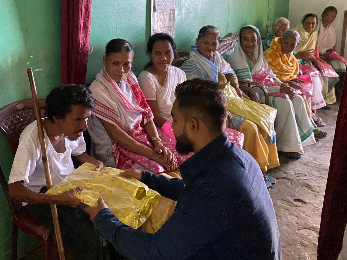 SRKUniverse's tweet photo. SRK FANs from Guwahati visited an old age home and distributed food and winter clothes for them ❤️@iamsrk
HINDUSTAN DEKHEGA PATHAAN https://t.co/Pa8k59c9Z9