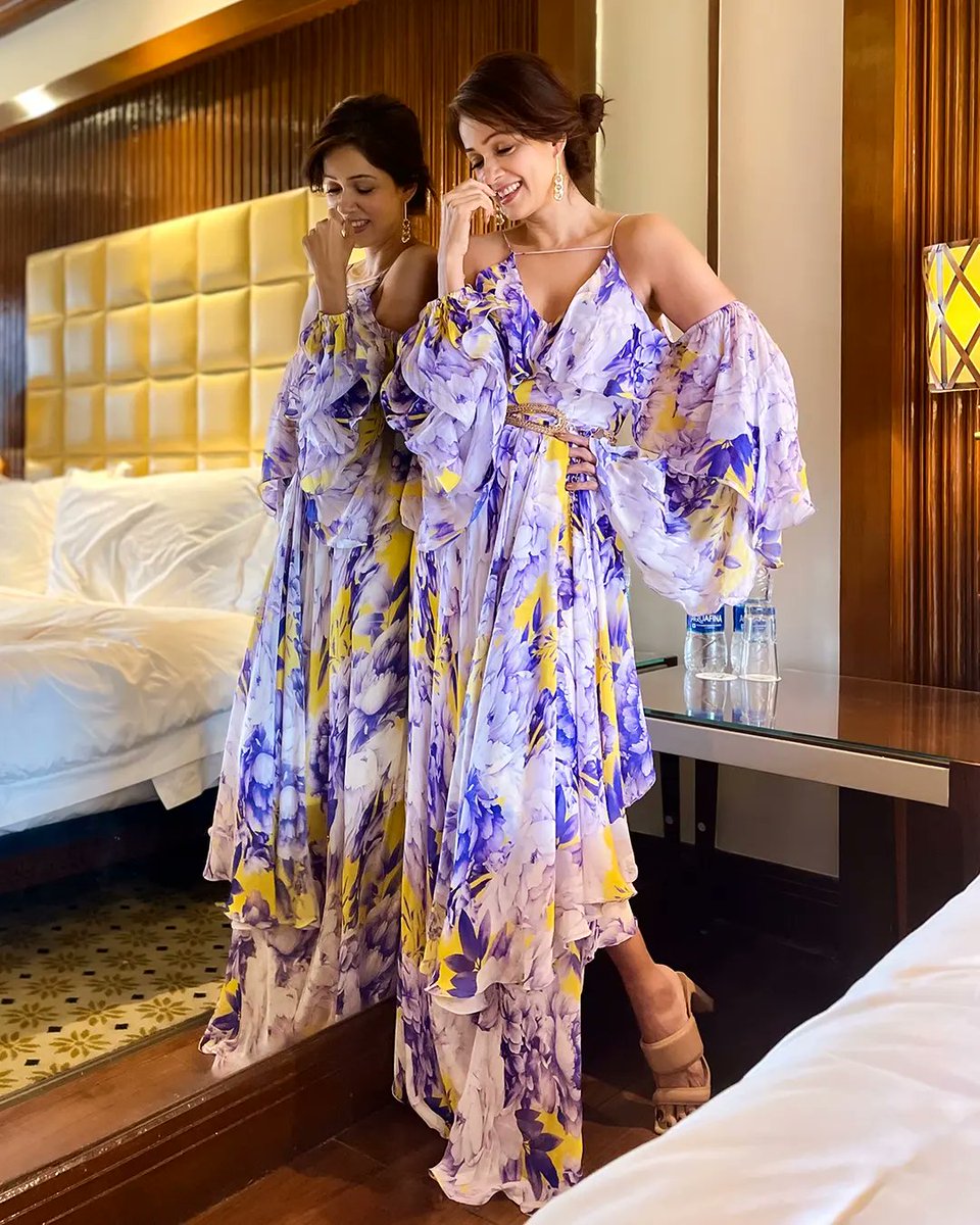 Feeling delicately pretty 💕

#VidyaMalavade #VidyaMalvade #Designer #Collab #SundayVibes #MandiraWirk #Fashion #Outfit