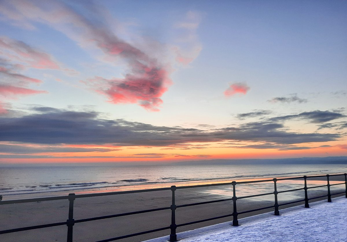 Nature7b's tweet photo. Gm Lovelies 👋🌊

On my way out soon. Shall I go to the cliff top, or beach to capture the sunrise... if there is one? 😶

This from yesterdays 🌅 Happy ☀️day

#NFT #NFTCommunity https://t.co/PFVda1Py4s