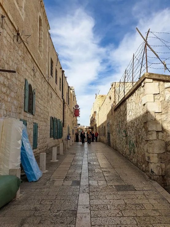 VentagliP's tweet photo. “Una nascita dura più di un ultimo sospiro.
In Palestina la morte è improvvisa,
immediata,
costante,
avviene fra uno o più respiri.”
#Rifqa ~ Mohammed El-Kurd
📸Betlemme
#PerVicoliEViuzze su #VentagliDiParole https://t.co/Q6QCye5f7q