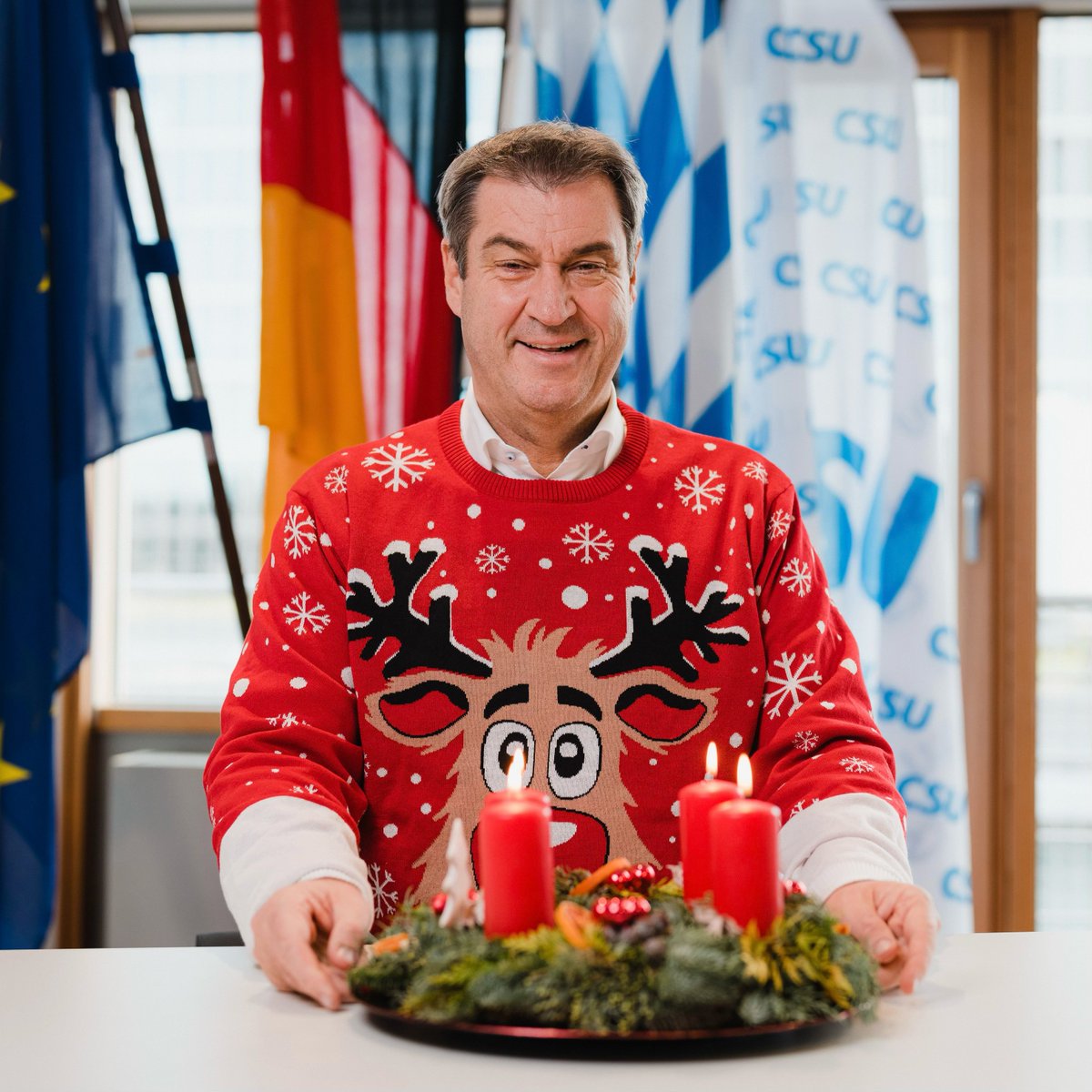 Schöner 4. Advent! Die Vorfreude auf Weihnachten steigt. Hab mir mal einen neuen Pullover zugelegt. Schon sehr modisch, oder? 😀