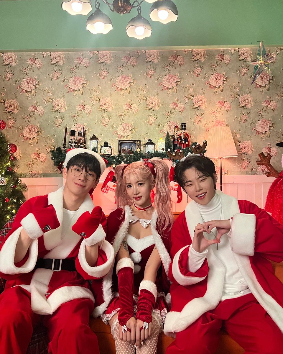hellohouse__'s tweet photo. 🎅🏻❤️ D-3 💚🎄
HelloChristmas Santa Photo Teaser

#hellochristmas #siajiwoo #noah #skylee https://t.co/pbVW5S0CUd