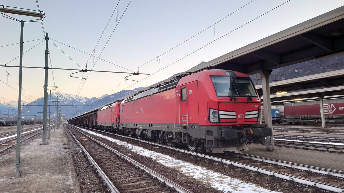 TWeinlein's tweet photo. Guten Morgen aus #DO2 🙋
Für 🇮🇹 Verhältnisse ist hier unten schlecht geheizt 🥶🥶🥶
Gleich geht es mit dem 🚕 ins 🏨, frühstücken und dann eine Runde 😴
Schönen 4. Advent sei gewünscht ✌️
#Vectron #Tonerde #Doppeltraktion https://t.co/ZWokNijeFT
