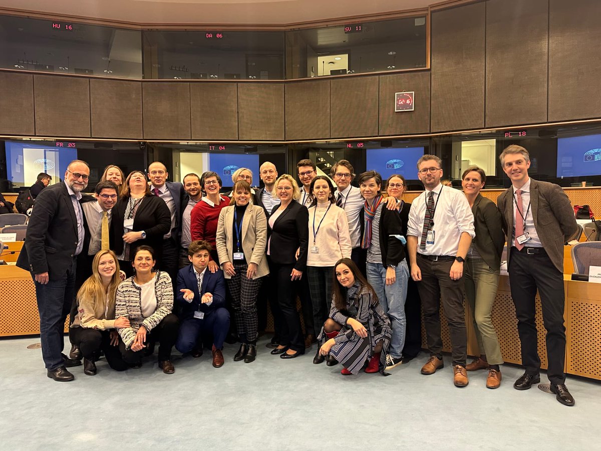 mzpcr's tweet photo. Grand finále #CZPRES! Poslední dva klíčové návrhy Balíčku #Fitfor55 byly dnes předběžně schváleny:
🌎revize systému emisních povolenek  
🌎 nový sociální klimatický fond
Fond pomůže zmírnit dopady možného růstu cen na zranitelné domácnosti.#CZPresENVteam https://t.co/YitIPnvCHj