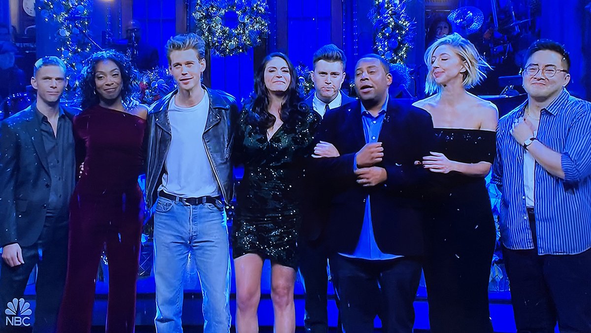 'SNL' host Austin Butler and the show's cast serenaded departing