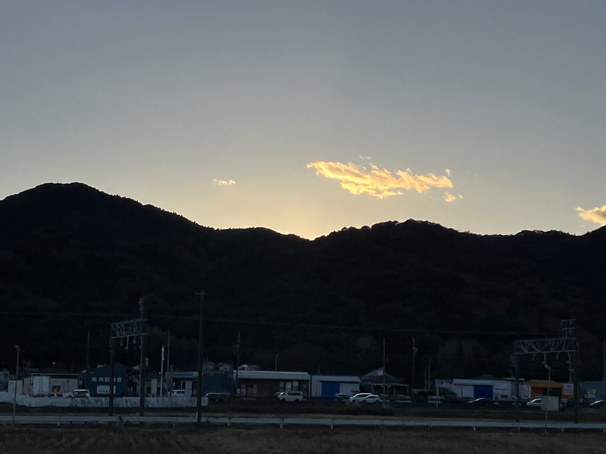 山の向こうは夕焼