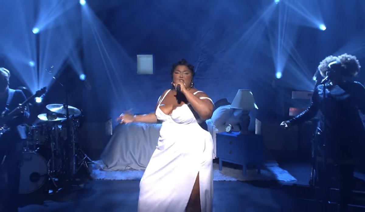 <a href="/lizzo/">LIZZO</a> … the woman that you are😪👏🏾  ATE this SNL performance up