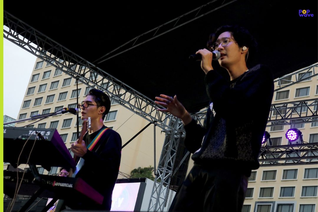 popwaveth's tweet photo. เก็บตกวันแรกของงาน Siam Music fest 2022 ก็จะประมาณนี้แหละ คนเยอะมากเผื่อเวลากันด้วยนครับ
#popwaveTH #siammusicfest2022 https://t.co/gB563xO89i