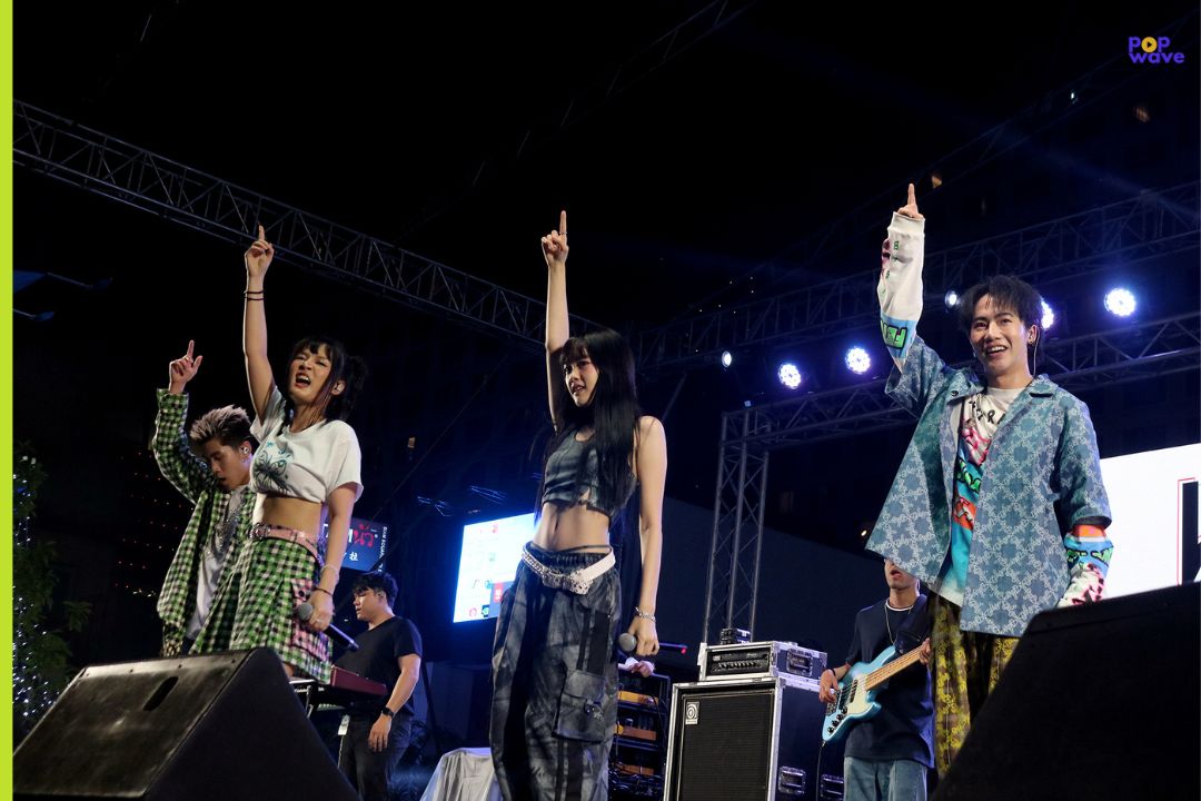 popwaveth's tweet photo. เก็บตกวันแรกของงาน Siam Music fest 2022 ก็จะประมาณนี้แหละ คนเยอะมากเผื่อเวลากันด้วยนครับ
#popwaveTH #siammusicfest2022 https://t.co/gB563xO89i