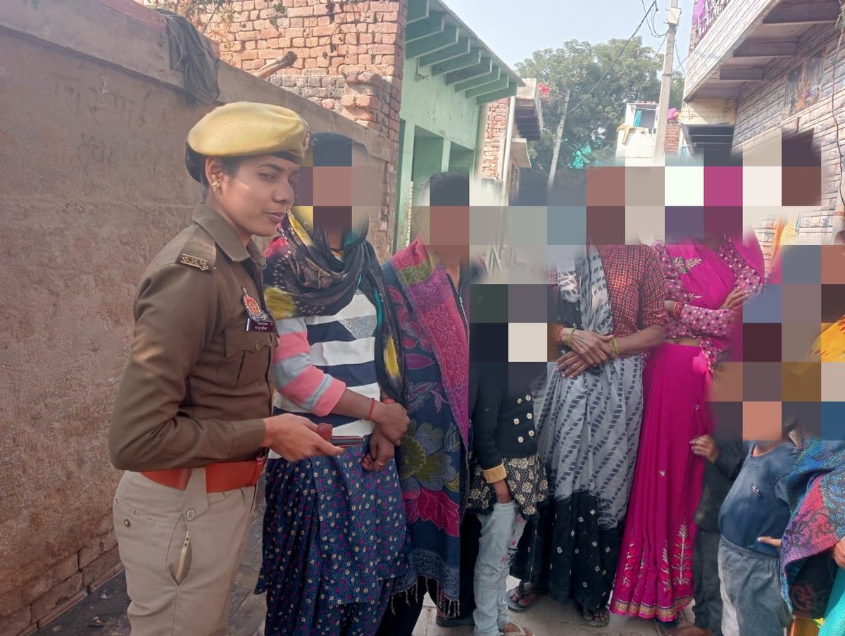 mathurapolice's tweet photo. #मिशन_शक्ति_अभियान

एंटीरोमियो टीमों द्वारा महिलाओं की सुरक्षा, सम्मान के दृष्टिगत छात्र/छात्राओं,बलिकाओं एवं महिलाओं को जागरूक कर विभिन्न नं0- महिला हेल्पलाइन 1090,मुख्यमंत्री हेल्पलाइन 1076,यू0पी0-112,साइबर क्राइम हेल्पलाइन नं0-1930 व साइबर अपराधों के बारे में अवगत कराया गया। https://t.co/5MP5AHp4zb