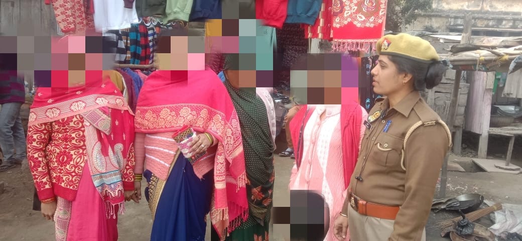 mathurapolice's tweet photo. #मिशन_शक्ति_अभियान

एंटीरोमियो टीमों द्वारा महिलाओं की सुरक्षा, सम्मान के दृष्टिगत छात्र/छात्राओं,बलिकाओं एवं महिलाओं को जागरूक कर विभिन्न नं0- महिला हेल्पलाइन 1090,मुख्यमंत्री हेल्पलाइन 1076,यू0पी0-112,साइबर क्राइम हेल्पलाइन नं0-1930 व साइबर अपराधों के बारे में अवगत कराया गया। https://t.co/5MP5AHp4zb