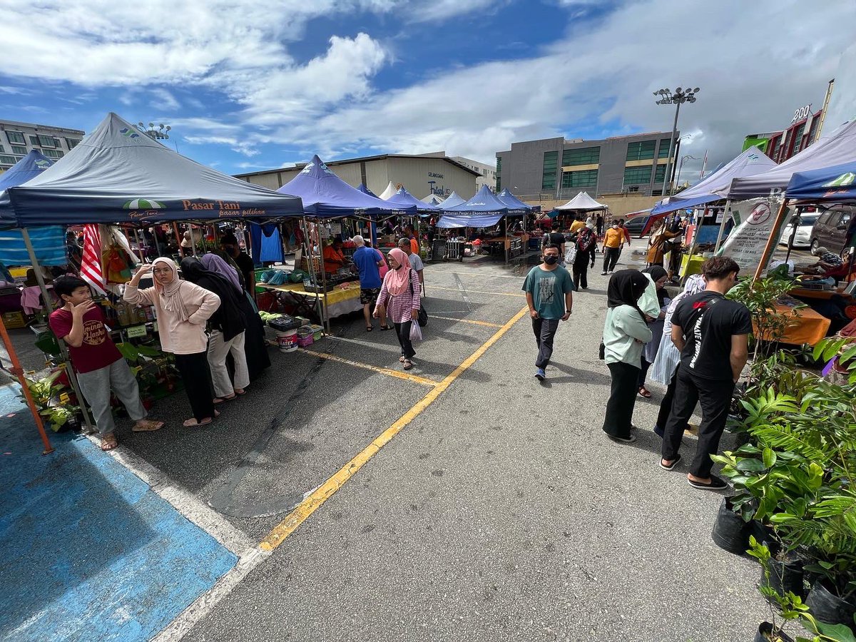 Pasar Tani UTC Kuantan. Walaupun hujan di awal pagi, tidak menghalang penghujung untuk hadir ke pasar ini bagi mendapatkan pelbagai keperluan. #visitpahangmy #jjcm #travelblog #tourismpahang <a href="/GambangTV/">GambangTV</a> <a href="/KuantanInfo/">🇲🇾info.kuantan🇲🇾</a> visitpahang.my/listing/pasar-…