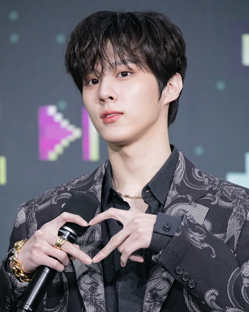 twooshin's tweet photo. struck several stances as i walk on the red carpet of 2022 KBS Song Festival. is it also feasible to count these photos as the proper outfit of the day? https://t.co/GyQUZaTmTQ