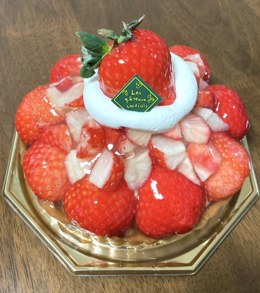 今日も前にも買った事のあるイチゴタルトをホールで買いました〜🍓🍓 いちごいっぱい❤️🥰 今夜のデザートです。🎉