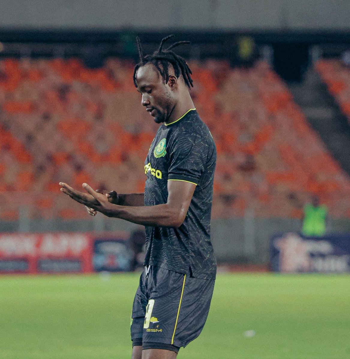 YoungAfricansSC's tweet photo. Hello Hello📞
Habari za asubuhi, #Wananchi mmeamka? 

Unadhani Predator @FistonKalala12 alikuwa anampigia nani wakati akishangilia goli lake la 11 #NBCPremierLeague msimu huu? 

#TimuYaWananchi 
#DaimaMbeleNyumaMwiko https://t.co/0DbPOpe0Ly