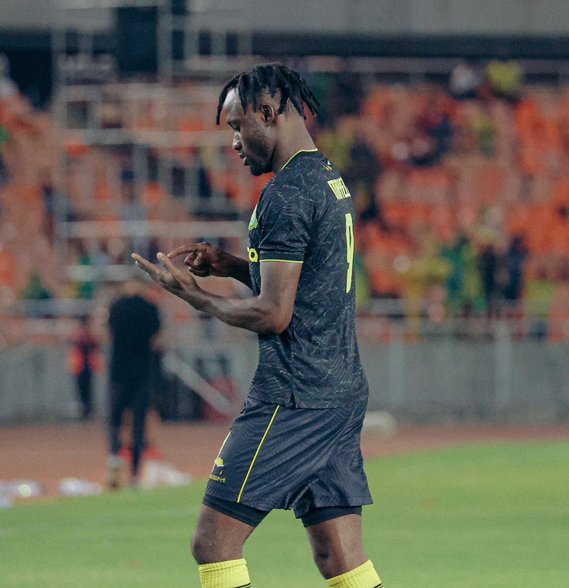 YoungAfricansSC's tweet photo. Hello Hello📞
Habari za asubuhi, #Wananchi mmeamka? 

Unadhani Predator @FistonKalala12 alikuwa anampigia nani wakati akishangilia goli lake la 11 #NBCPremierLeague msimu huu? 

#TimuYaWananchi 
#DaimaMbeleNyumaMwiko https://t.co/0DbPOpe0Ly