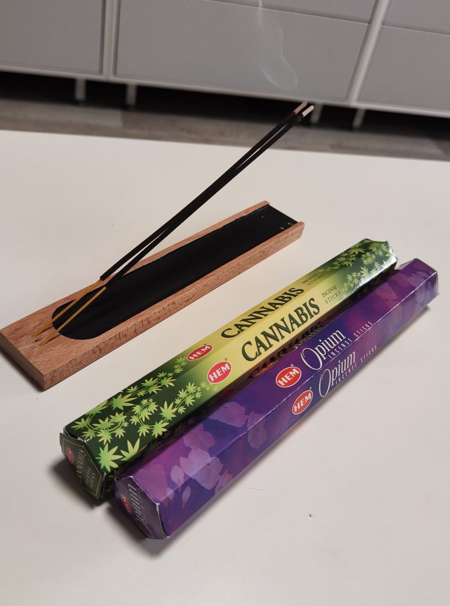 gonzomozg's tweet image. Нравится пить чай под благовония, и аромат в квартире всегда приятный.

Индусы верят, что они изгоняют злых духов. Вполне может быть ))

P.S.: Из всех ароматов зашли именно эти. И продавец сказала, что это самые популярные - их больше всех заказывают.

#домашнийуют