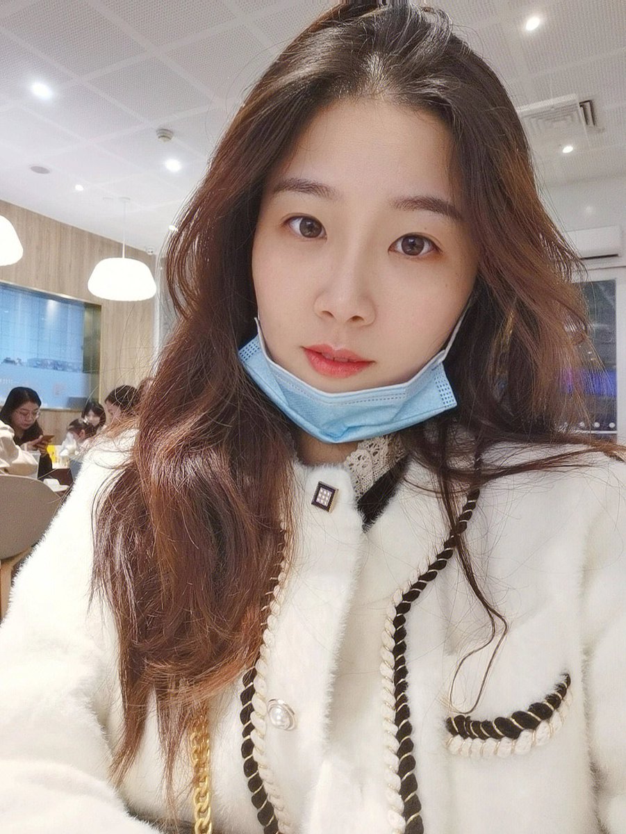 Dev89536701's tweet image. 你要知道，四季再美，不如和我有一腿？