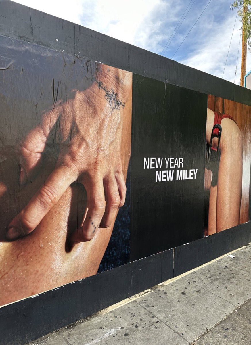spacedudes971's tweet photo. I didn’t expect that. Hopefully it’s new music. Can’t wait for it. Our Queen is coming back right into 2023. 💘 #MileyIsBack #NewMiley #Newyear https://t.co/tA1OBCJMnS