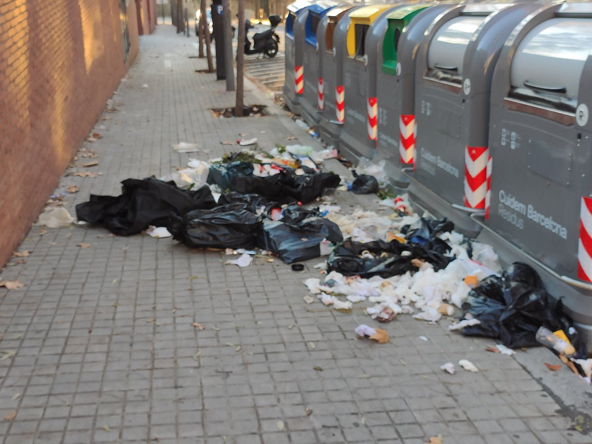 Enserio78's tweet photo. @bcn_ajuntament @GUBBarcelona @parcncollserola si al problema de los jabalíes, unimos la irresponsabilidad de los colegios de Av. de Vallvidrera, tenemos este panorama todos los findes. Una pena 🤬@SarriaStGervaTV #senglars #Barcelona https://t.co/zF5jFKFK6v