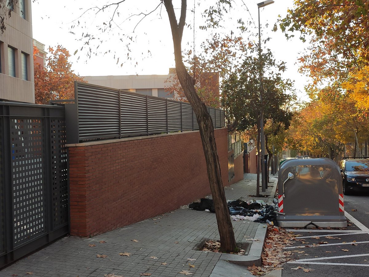 Enserio78's tweet photo. @bcn_ajuntament @GUBBarcelona @parcncollserola si al problema de los jabalíes, unimos la irresponsabilidad de los colegios de Av. de Vallvidrera, tenemos este panorama todos los findes. Una pena 🤬@SarriaStGervaTV #senglars #Barcelona https://t.co/zF5jFKFK6v