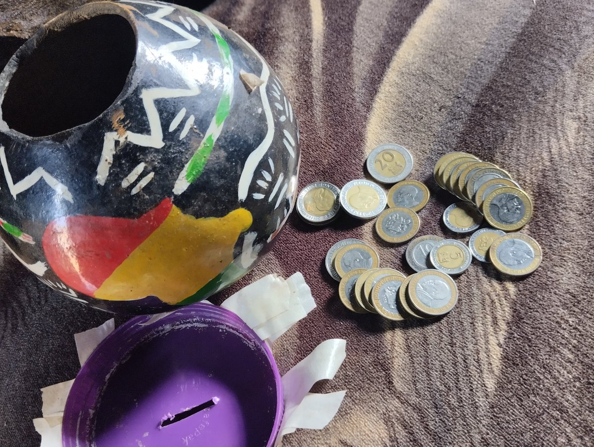 Hey__Z's tweet photo. Mwaka mzima nime save 325 bob 😭😭 https://t.co/7yX1yNsu5N