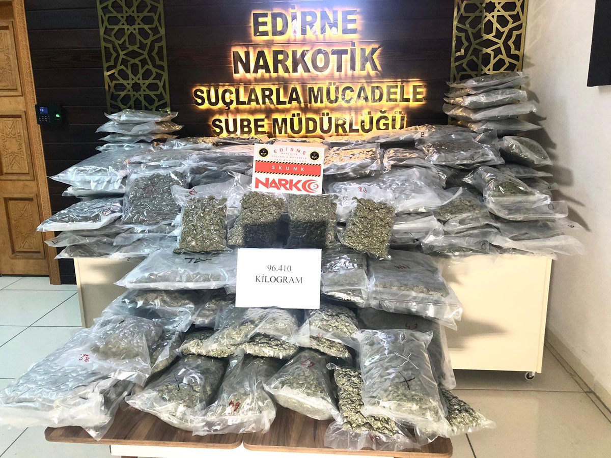 Kökünü Kurutana Kadar Mücadeleye Devam ‼️

Narkotik Suçlarla Mücadele timlerimizde yapılan başarılı operasyonda, Kapıkule'den yurda sokulmak istenen 
9️⃣6️⃣kilo 4️⃣1️⃣0️⃣ gram SKUNK maddesini ele geçirdi. 

2️⃣ şahıs gözaltında. 

Tüm ekiplerimizi tebrik ediyorum.👏