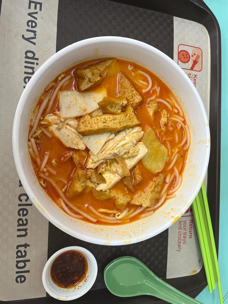Juanpe94's tweet photo. Y uno de los mejores lugares donde comer en este mundo. Los Food hawkers. https://t.co/d7K4fhohGZ