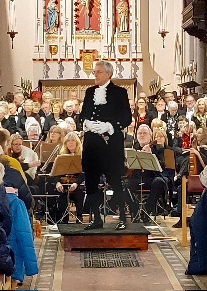 Great carol concert last night by Hutton and Shenfield Choral Society. I had the chance to thank   all who volunteer to enrich their communities or care for others. A collection was made for @snapcharity, which supports 3500 families where a young person has additional needs