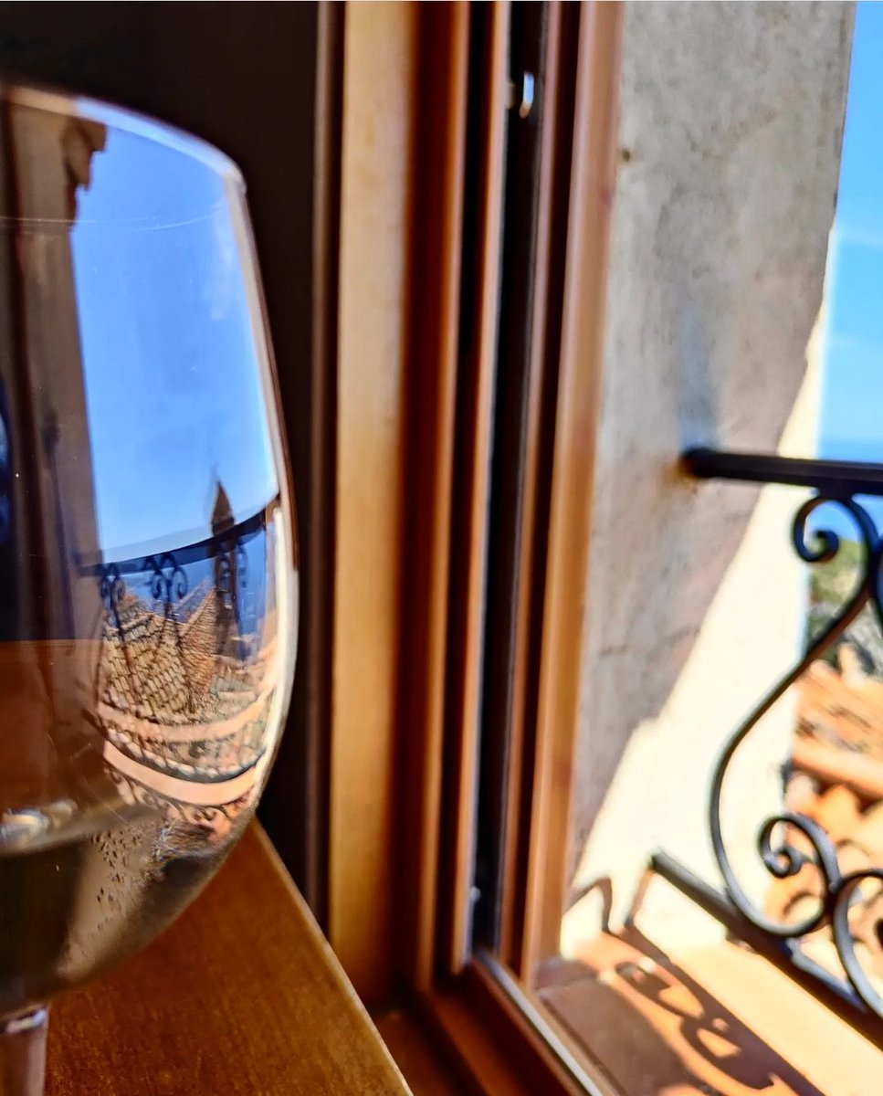 EtwTerp's tweet photo. Miroir convexe...
Le nid d'Aigle, Eze Village
19 août 2022
#mathartist #maths #mathpics #miroir #convexe #surface #eze #leniddaigle #alpesmaritimes
🔶 RV sur Instagram 🔶
📸🖍️MATHS_ARTIST✏️🎨https://t.co/huEfGDmtXA… https://t.co/7A72c24Twe