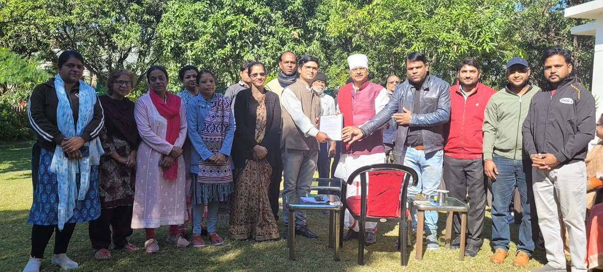 शासकीय तकनीकी शिक्षा विभाग के अतिथि विद्वानों ने अपनी मांगों को लेकर मांग पत्र सौंपा,कल से शुरू हो रहे <a href="/MPVidhanSabha/">MP Vidhan Sabha</a>   के शीतकालीन सत्र में इनके विषय पर माननीय तकनीकी शिक्षा मंत्री <a href="/yashodhararaje/">Yashodhara Raje Scindia</a> जी से चर्चा कर अविलंब निराकरण की मांग करूंगा।