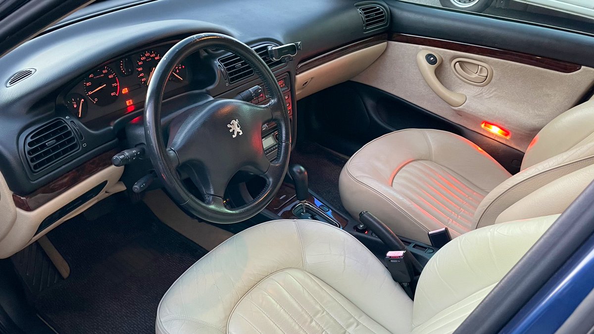 unahei_111cv's tweet photo. 落ち着いてきたので…。

PEUGEOT 406 V6 leather package納車されました！
•1999年式
•左ハンドル
•ベージュ革シート
•ベージュ×ブラック×ウッドパネル内装

人生初の左ハンドル、プジョー、フランス車。
20年以上前のフランス車なので、、、さてどうなることやら😇 https://t.co/YjydXsgLj6