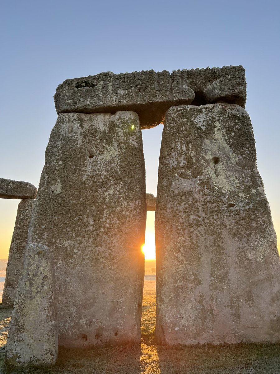 ST0NEHENGE's tweet photo. Sunrise at Stonehenge today (18th December) was at 8.06am, sunset is at 4.00pm ❄️❄️❄️ https://t.co/uPROChtPnG