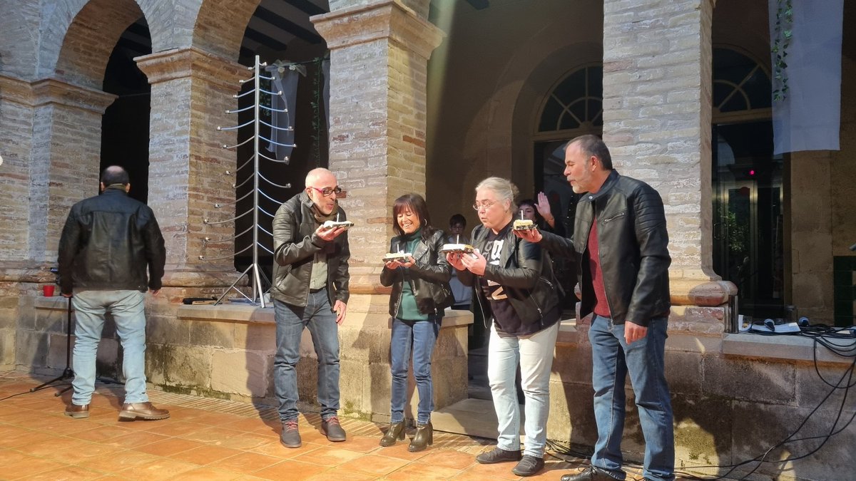 meritxellroige's tweet photo. Celebrem el 25 aniversari del @CORFLUMINE . Vint-i-cinc anys de concerts, creixent i participant als esdeveniments de la ciutat , com la mostra de Jazz o la Festa del Renaixement.  Gràcies per la vostra aportació a la cultura tortosina i per molts anys de Flumine! #Tortosa https://t.co/mLcX1B5Pxh