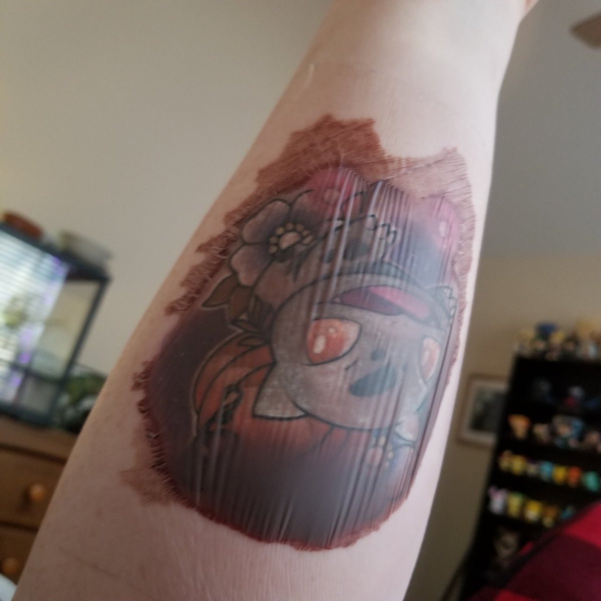Marie_Lipscomb_'s tweet photo. My saniderm bandage is now a sack of blood, ink, and goo. I am a human caprisun. 

TW for blood and bodily fluids. https://t.co/Mwci1OcgU2