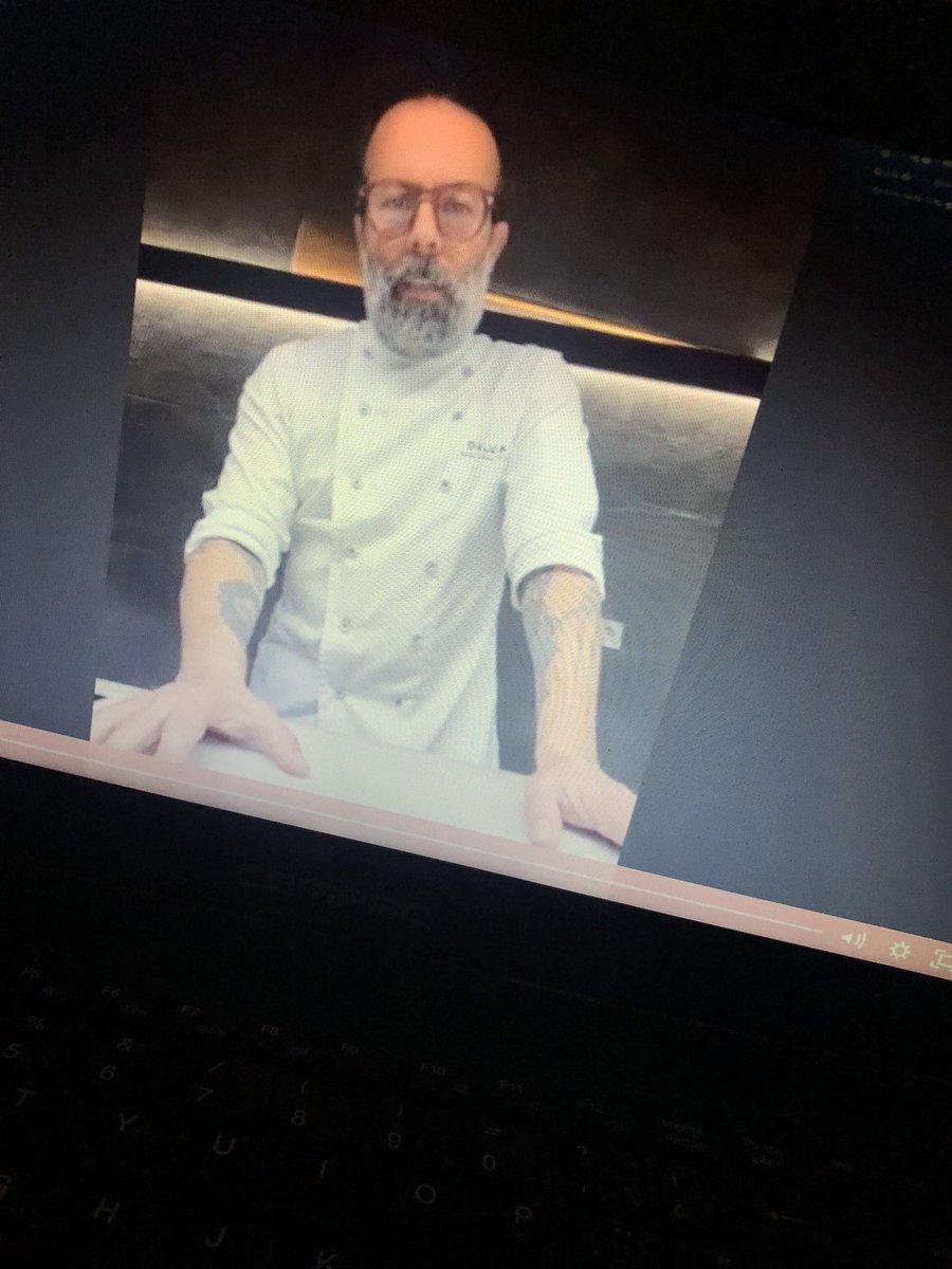 MerBakes's tweet photo. Dani Alvarez, alta bolleria. No puedo dejar de aprender. Antes del partido un capรญtulo. -#SweetDevotion https://t.co/ujTqANB0zI