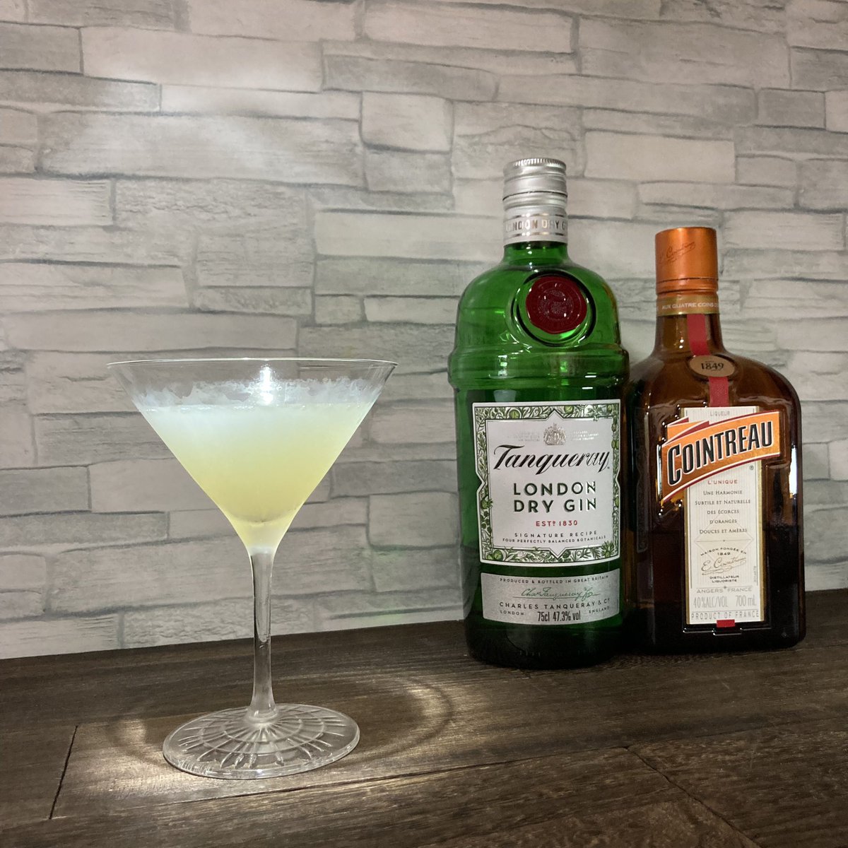 alc_beverage's tweet photo. ホワイトレディ（ライムver）

寒くなるとシェイカー辛いですね。
パンチが欲しかったのでタンカレーで。
美味い😋

ジン30ml…70円
コアントロー15ml…43円
ライム15ml…24円
シェイク
計137円

#おうちカクテル
#意外に安い https://t.co/uArbaQsfjw