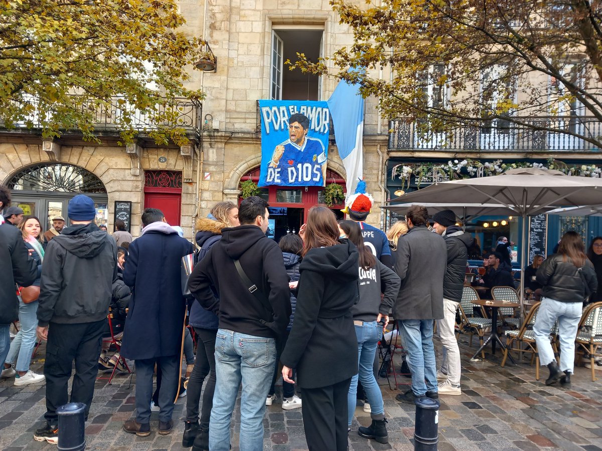 CatherineDarfay's tweet photo. 2 heures avant le début du match,il faut déjà rester debout en terrasse https://t.co/CtboEwNjBJ