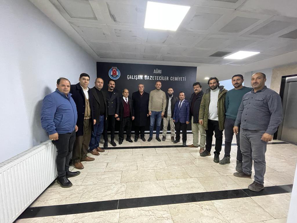 04acgc's tweet photo. Yeniden Refah Partisi Ağrı İl Başkanı Sn: Aydın Kuruş ve yönetim kurulu üyeleri cemiyetimizi ziyaret ettiler. 

Sayın Başkan ve ekibine nazik ziyaretlerinden dolayı teşekkür ediyoruz. 
@rprefahpartisi @ErbakanFatih https://t.co/tR029CMetx