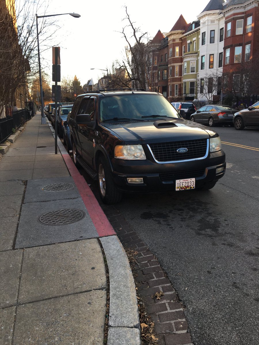 ⁦@DCPoliceDept⁩ ⁦@DCDPW⁩ @311DCgov Parking enforcement please. Illegal parking blocking clear access to intersection. Black Ford SUV MD 1EF2033 (1300 block of Park Road NW at intersection of Holmead Place NW).