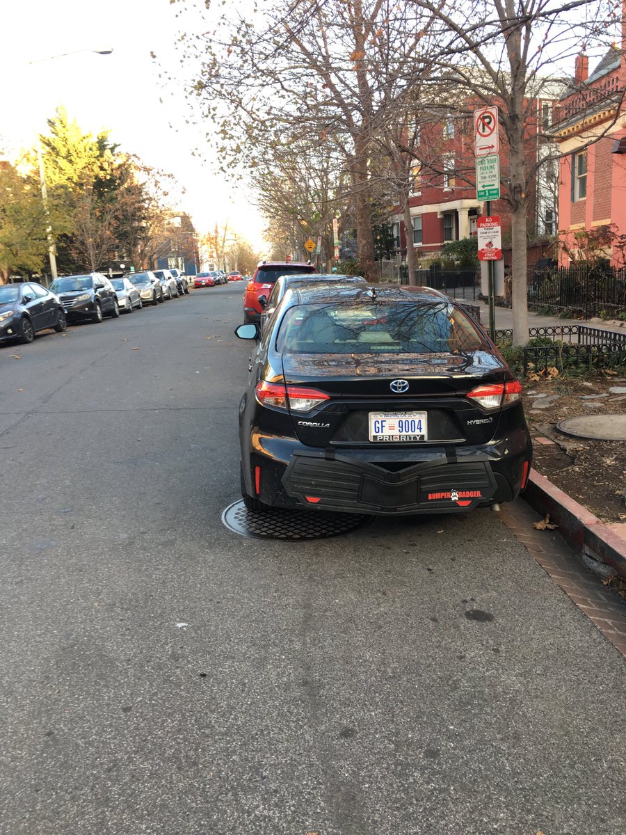 ⁦@DCPoliceDept⁩ ⁦@DCDPW⁩ @311DCgov Parking enforcement please. Illegal parking blocking clear access to intersection. Black Toyota Sedan DC GF9004 (1300 block of Park Road NW at intersection of Holmead Place NW).