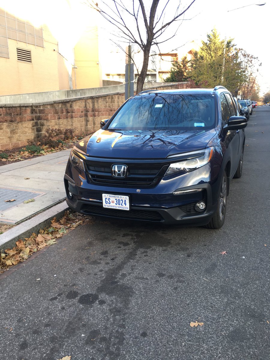 ⁦@DCPoliceDept⁩ ⁦@DCDPW⁩ @311DCgov Parking enforcement please. Illegal parking blocking clear access to intersection. Blue Honda SUV DC GS3024 (1300 block of Park Road NW at intersection of Holmead Place NW).